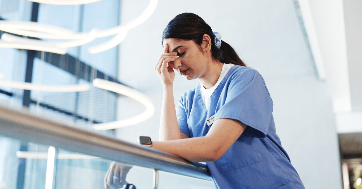 Verzweifelte Krankenschwester aus der Zeitarbeit ohne aktuellen Einsatz im Krankenhaus